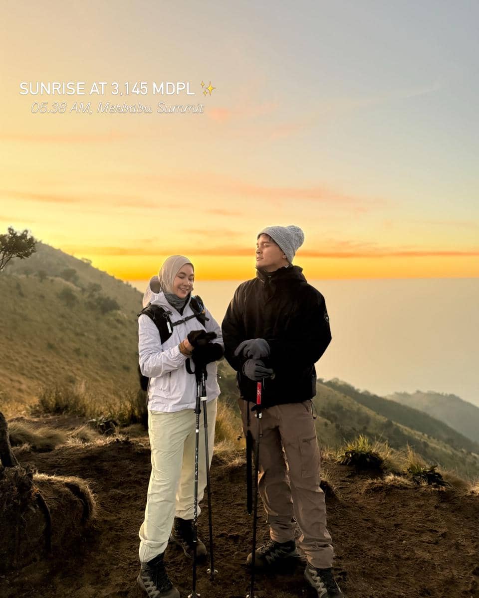 Anisa Rahma dan Anandito Dwis mendaki Gunung Merbabu
