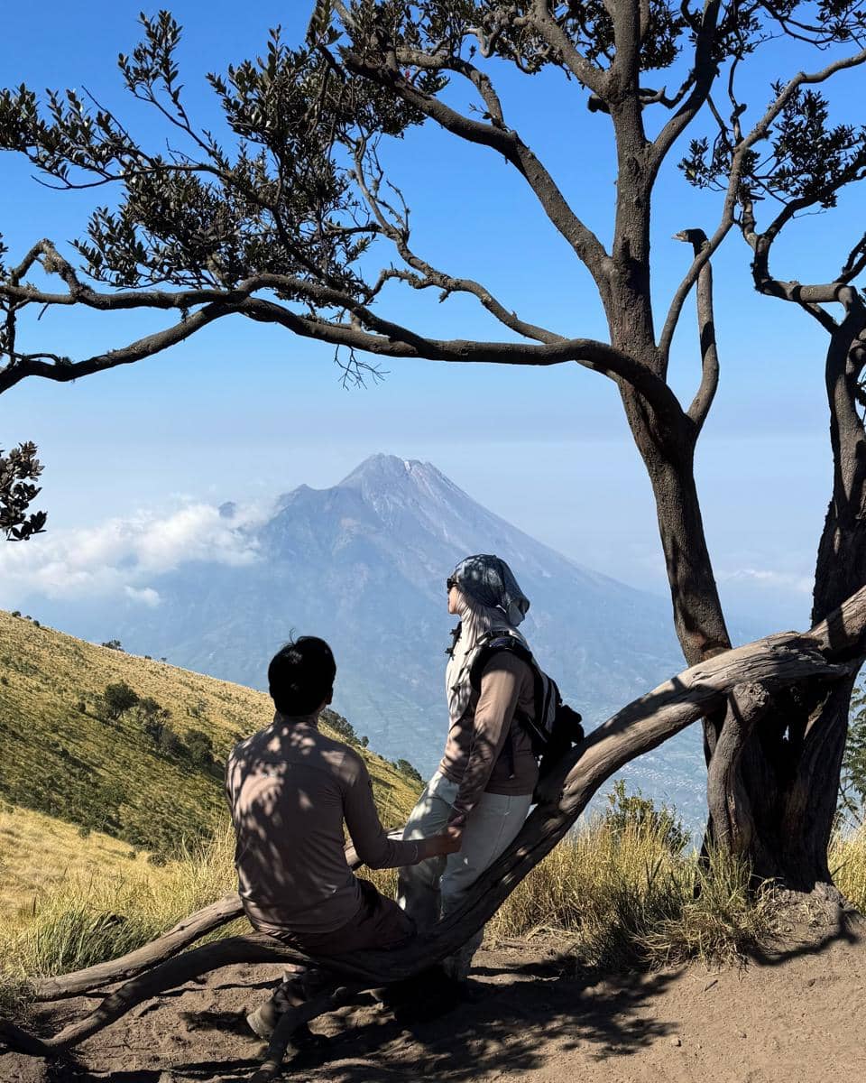 Anisa Rahma dan Anandito Dwis mendaki Gunung Merbabu