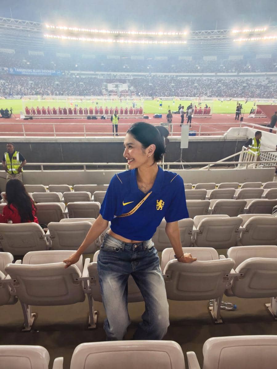Mikha Tambayong nonton pertandingan Chelsea vs AC Milan di GBK