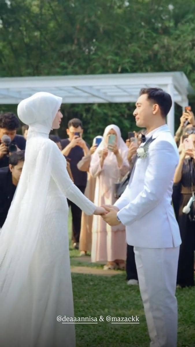 Dea Annisa dalam momen pernikahannya yang dibagikan melalui akun Instagram @deaaannisa pada unggahan tersebut.