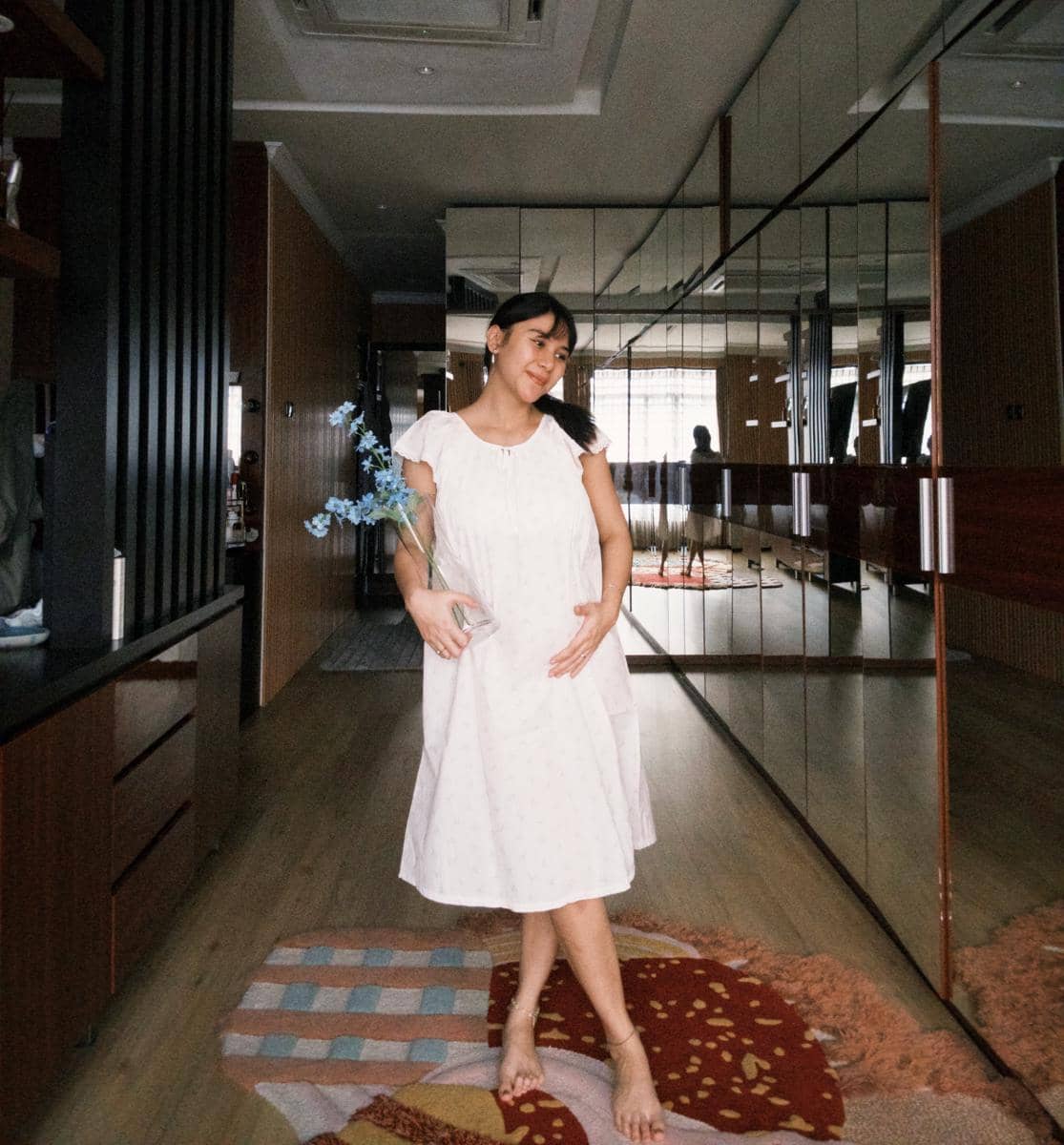 Inspirasi OOTD bumil ala Adinda Thomas