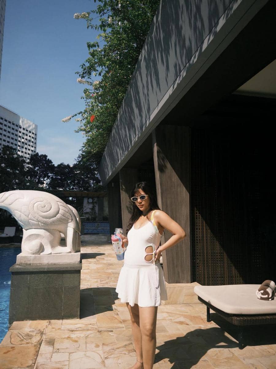 Inspirasi OOTD bumil ala Adinda Thomas