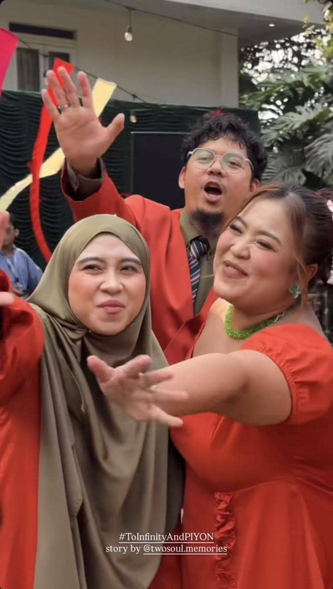 Sejumlah tamu artis berpose bersama di acara pernikahan Aulion dan Pila dalam unggahan Instagram pnvl.