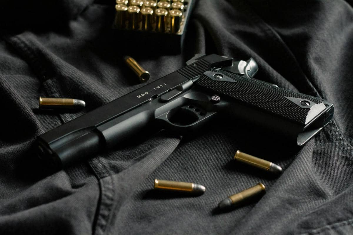 ilustrasi senjata api, pistol