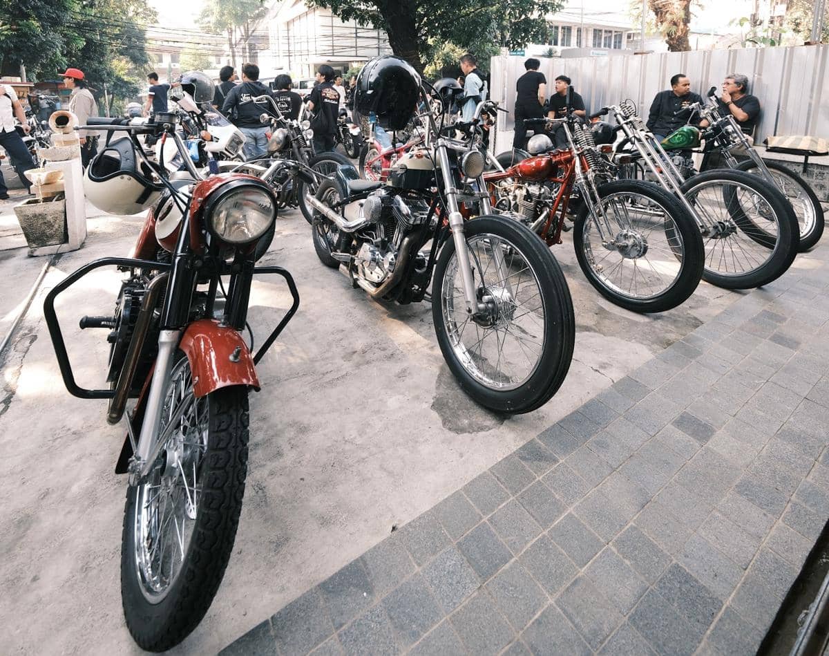 Kolaborasi Motul dan Von Dutch ditampilkan dalam materi promosi dengan identitas kedua merek otomotif dan fesyen.