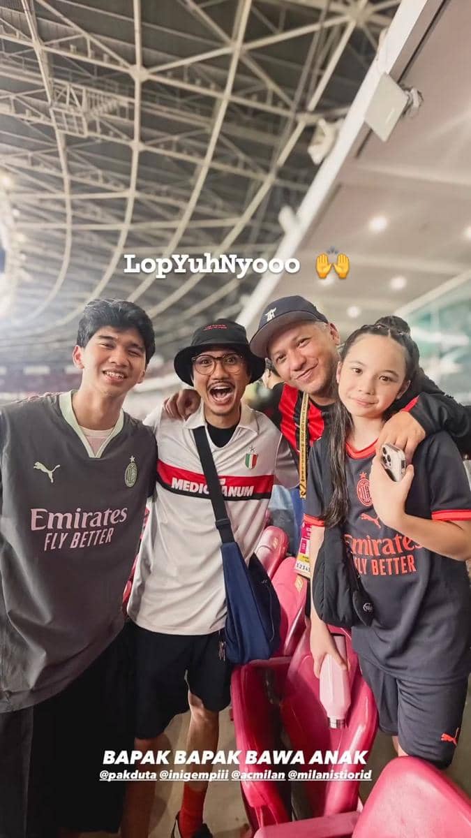 Seorang artis menjadi suporter AC Milan di GBK, terekam dalam unggahan Instagram dari akun @gadiiing.