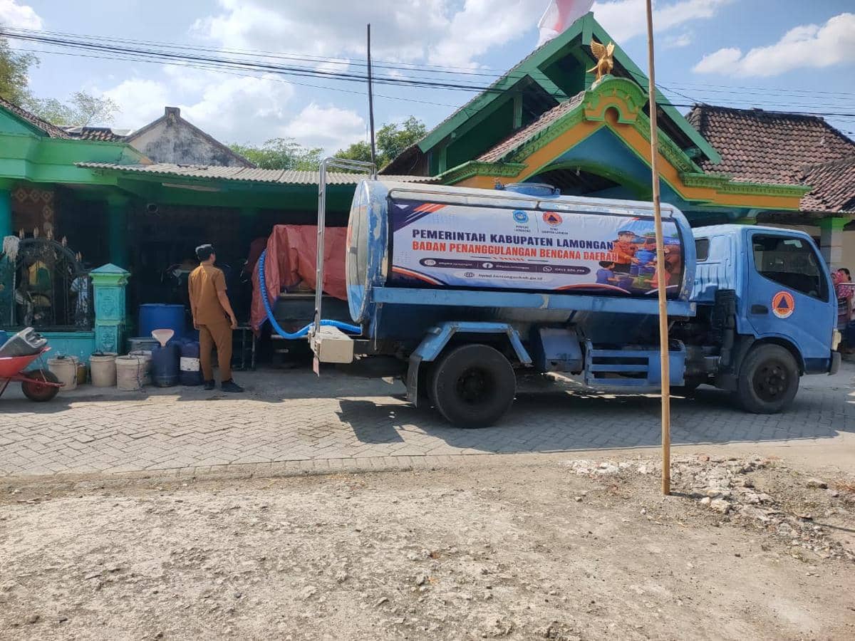BPBD Kabupaten Lamongan bersama pihak terkait lainnya telah melakukan distribusi air bersih sebanyak 40 .000 liter air ke tiga lokasi yang a