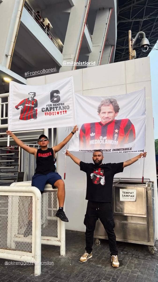 Seorang artis mengenakan kaus AC Milan saat menjadi suporter di Stadion Utama Gelora Bung Karno, Jakarta.