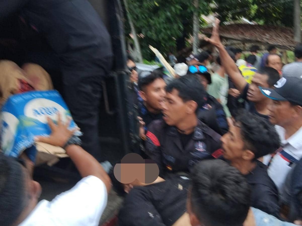 Sejumlah polisi mengangkut korban kecelakaan drag race di Kotamobagu, Sulawesi Utara, pada Minggu 9 Agustus 2026.