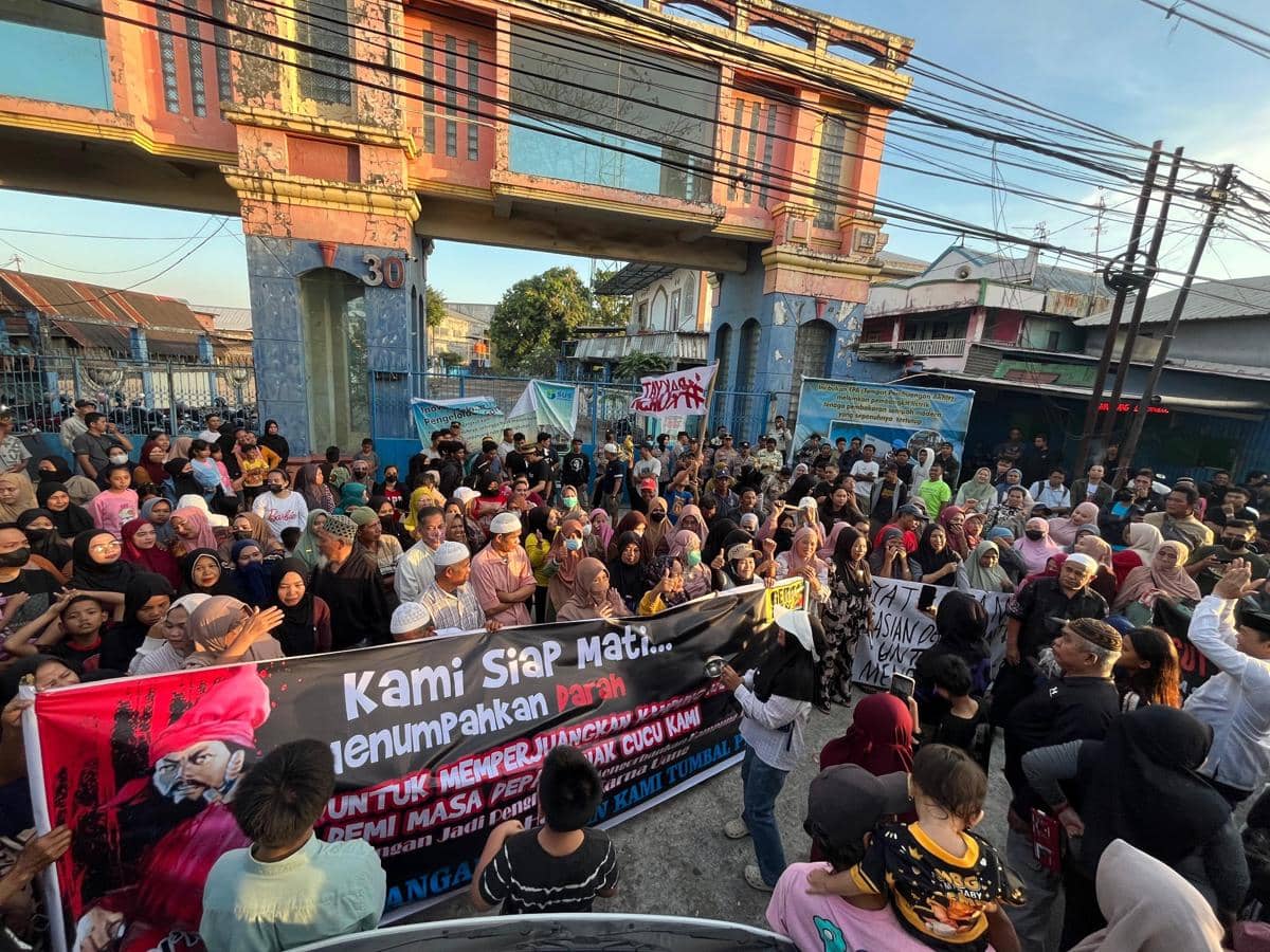 Tolak PLTSa di Tamalanrea, Ratusan Warga Tutup Akses Jalan di Makassar