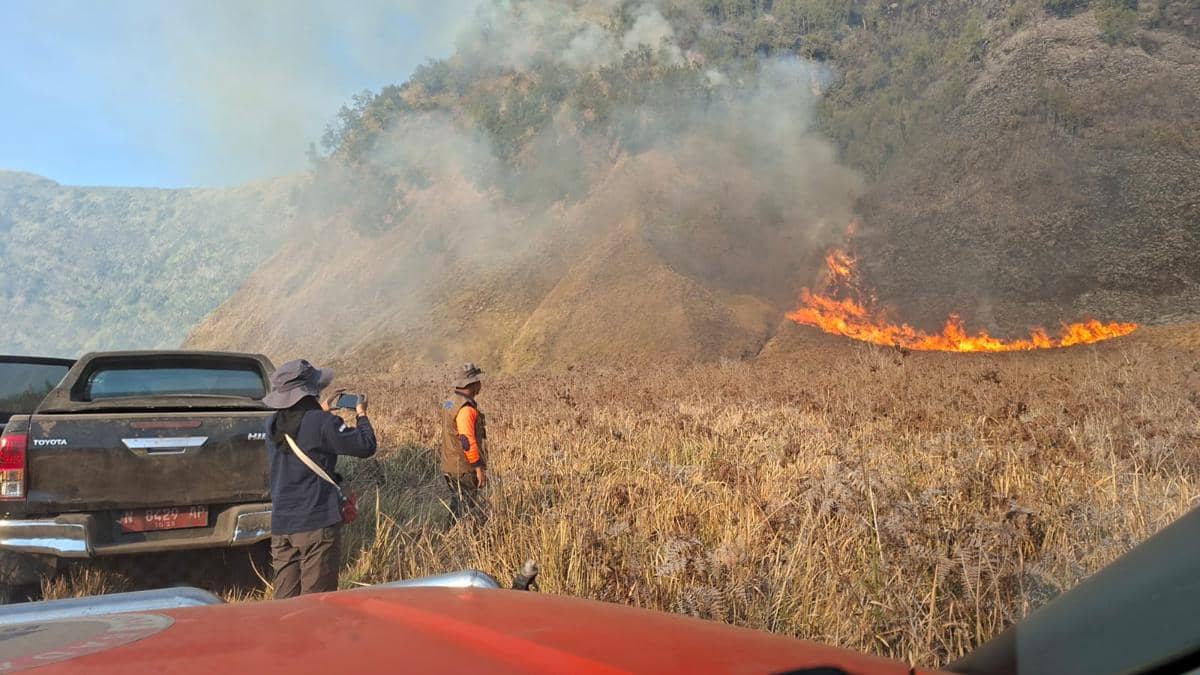 Asap membubung dari kebakaran hutan dan lahan yang semakin meluas di kawasan Gunung Bromo, Jawa Timur.