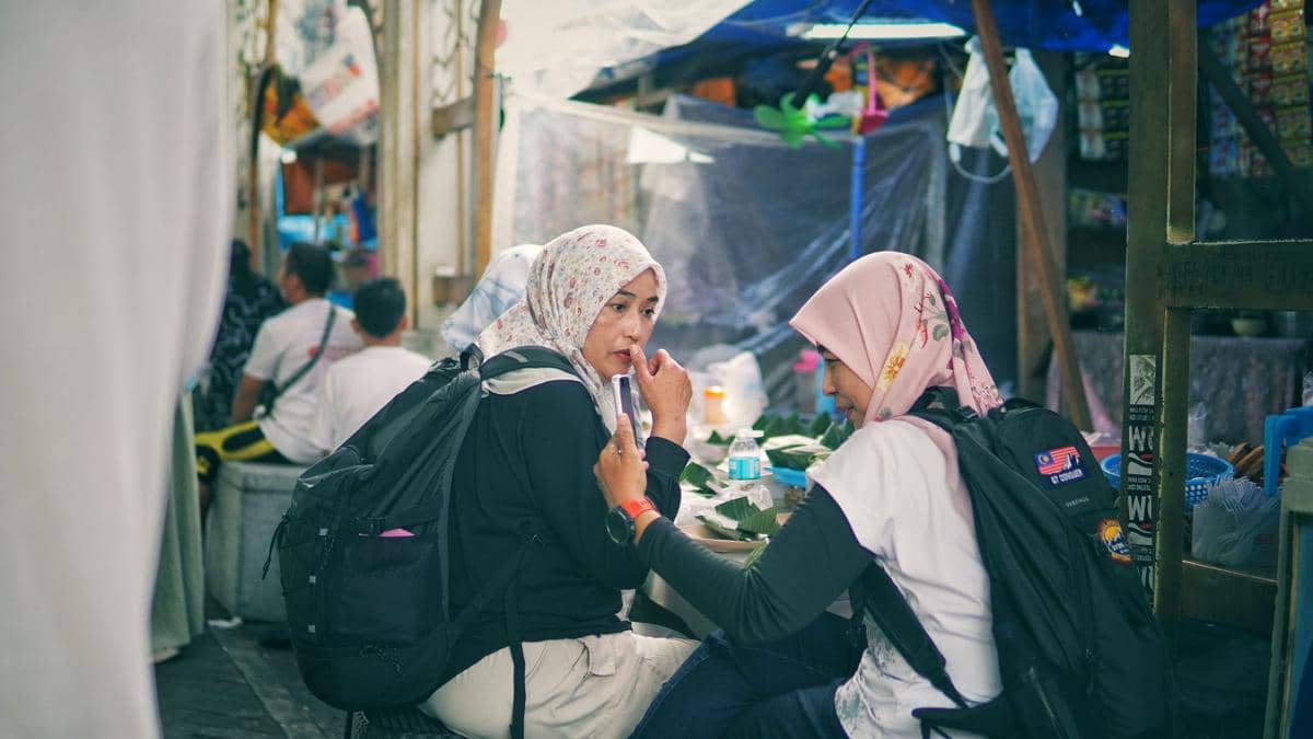 Ilustrasi seseorang menerapkan gaya hidup hemat dan mengelola pengeluaran sebagai representasi frugal living sehari-hari.