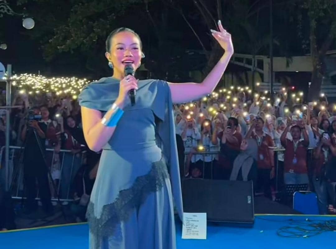 potret Yura Yunita di closing PKKBM Unair 2026