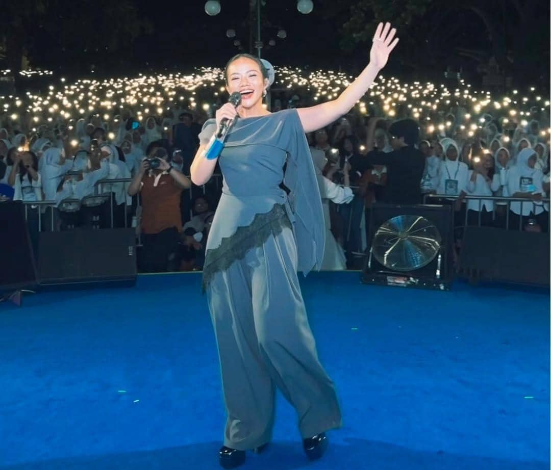 potret Yura Yunita di closing PKKBM Unair 2026