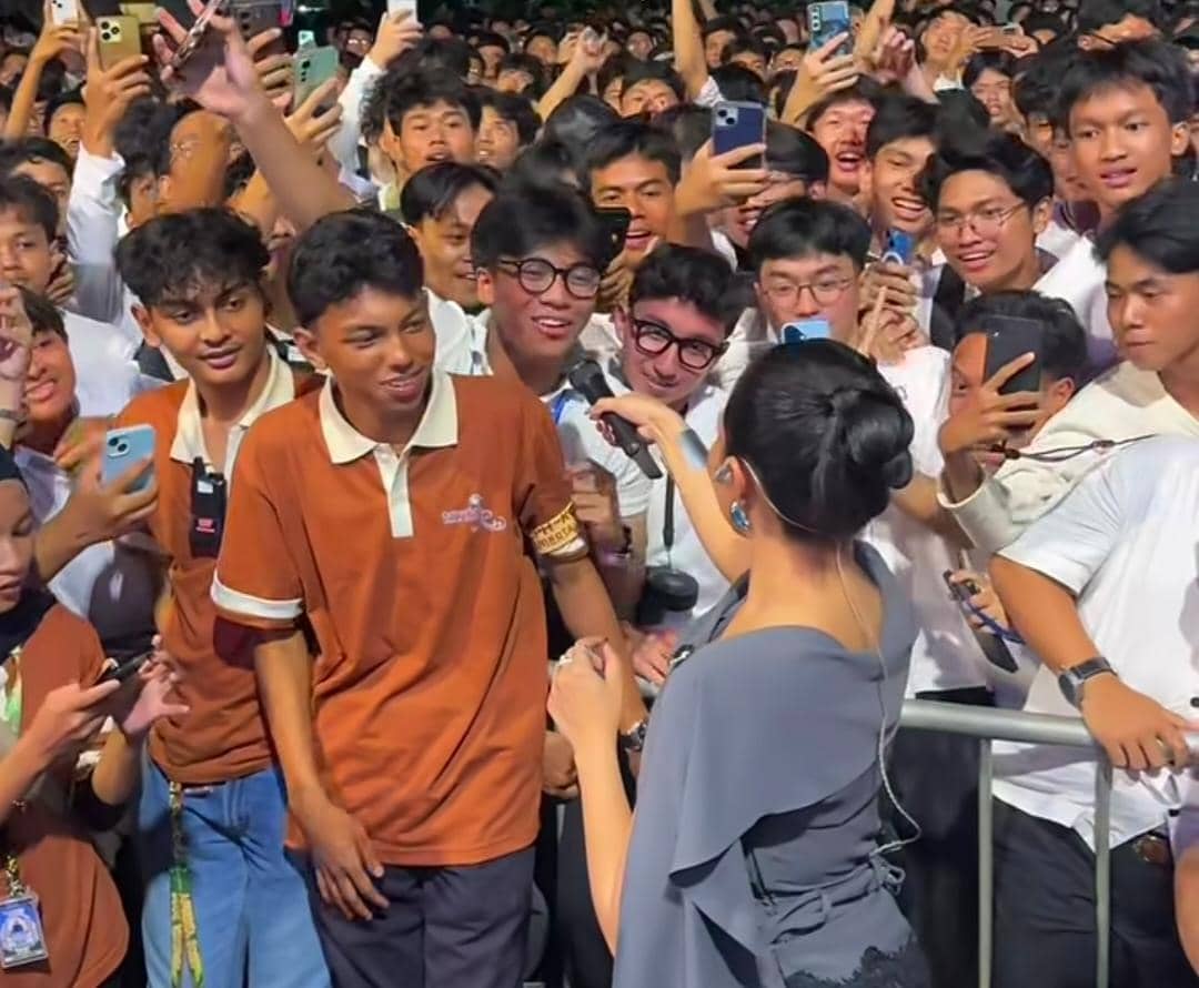 potret Yura Yunita di closing PKKBM Unair 2026