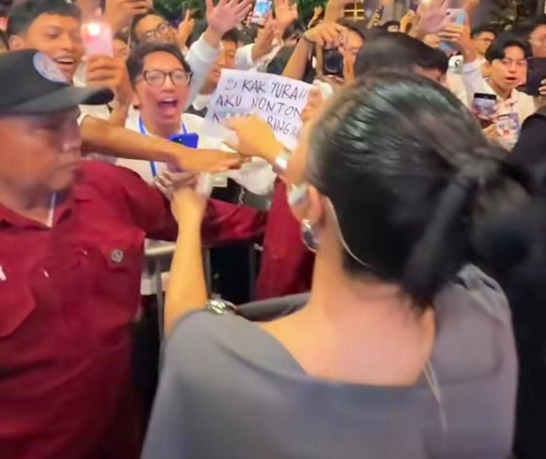 potret Yura Yunita di closing PKKBM Unair 2026