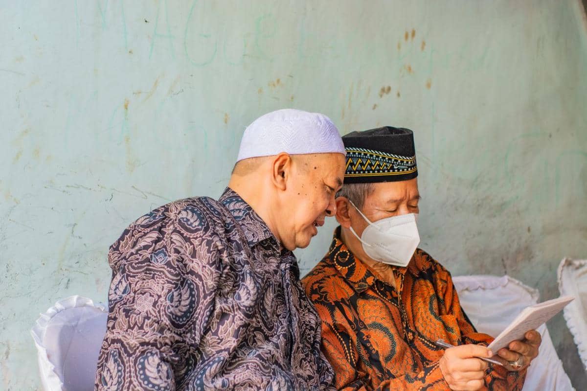 ilustrasi berdiskusi dan mencatat