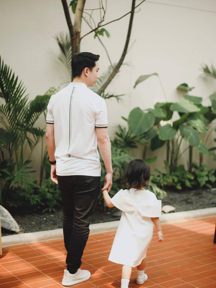 Valencia Tanoe mengumumkan gender calon bayinya dalam momen gender reveal kehamilan yang dibagikan di Instagram.