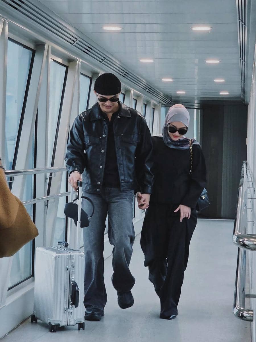 gaya layering Rey Mbayang yang bikin outfit lebih berdimensi
