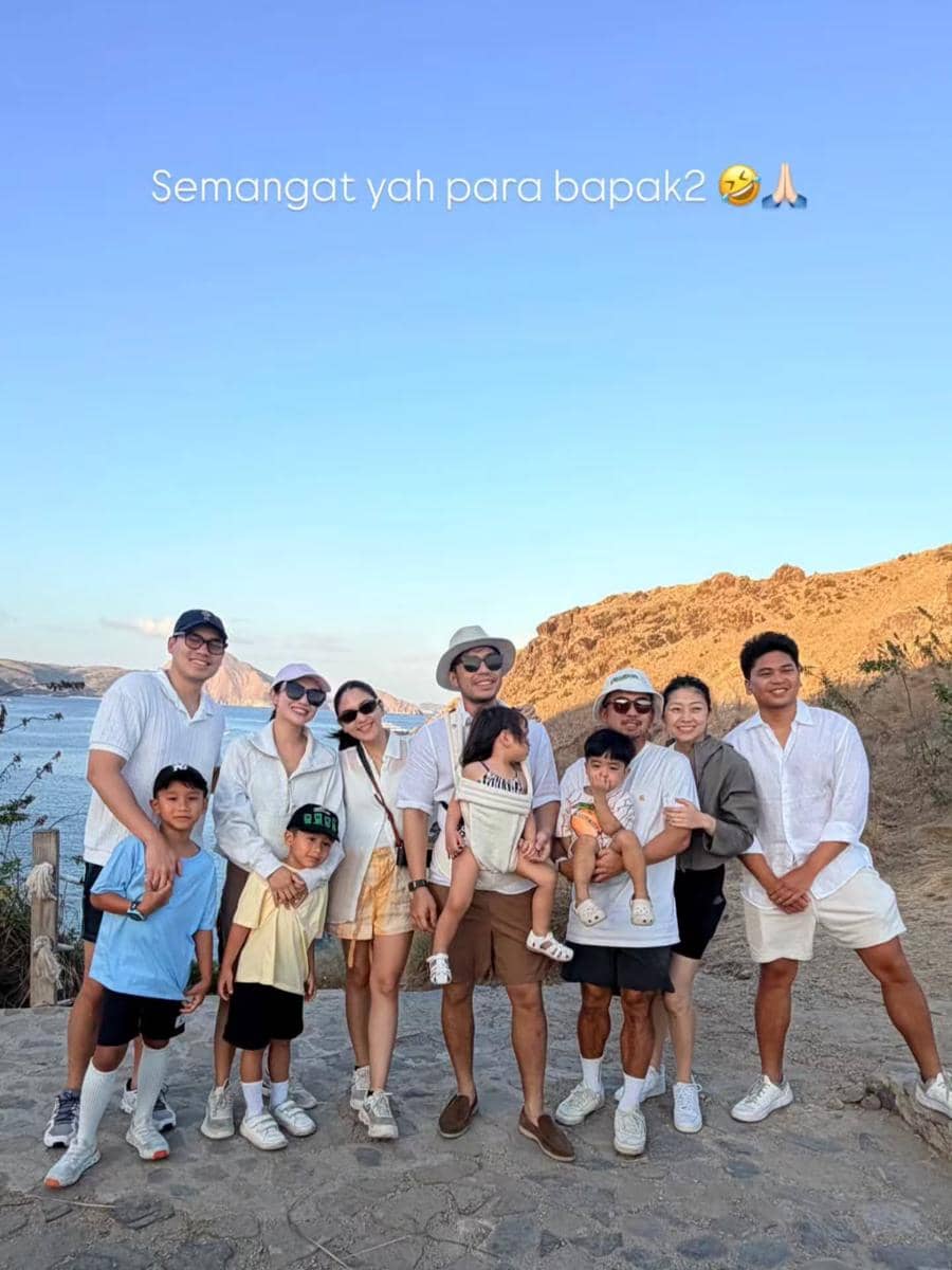 Jessica Mila berpose saat berlibur di Pulau Padar dengan pemandangan perbukitan dan laut di sekelilingnya.