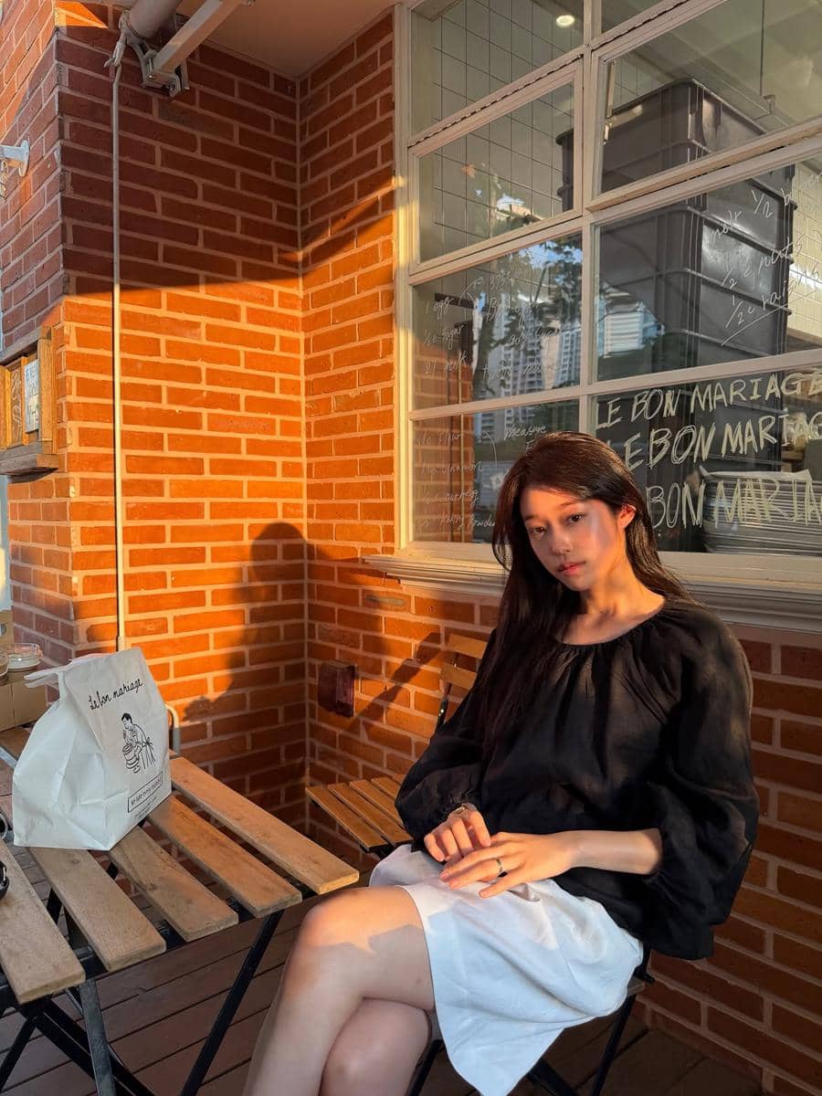 Roh Yoon Seo tampil dengan outfit kasual bergaya aesthetic dalam potret yang dibagikan di Instagram.