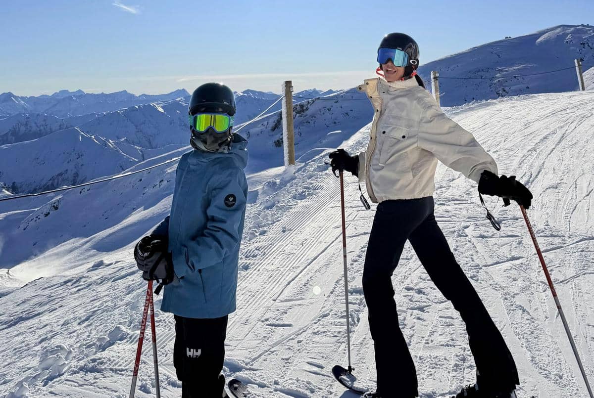 8 Potret Lisa Haydon Liburan di Selandia Baru, Main Ski Bareng Anak