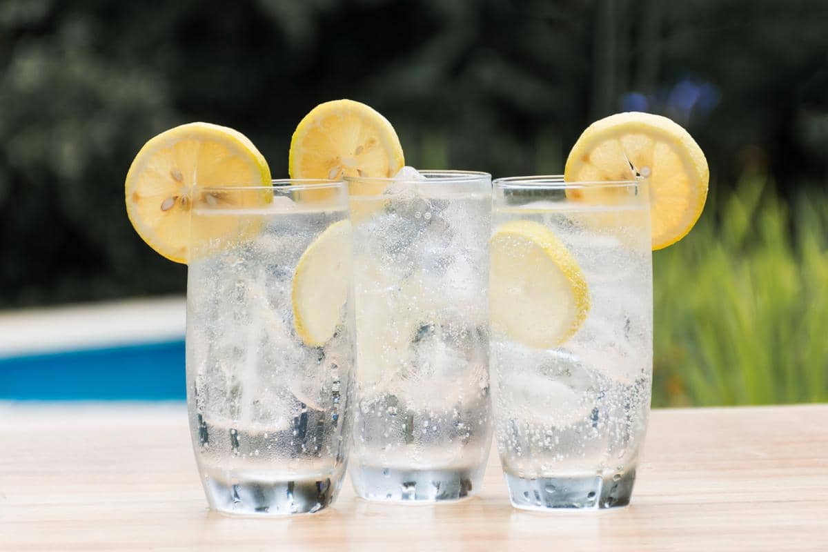 Ilustrasi sparkling water, air minum berkarbonasi dengan gelembung yang memberi kesan segar dan ringan.