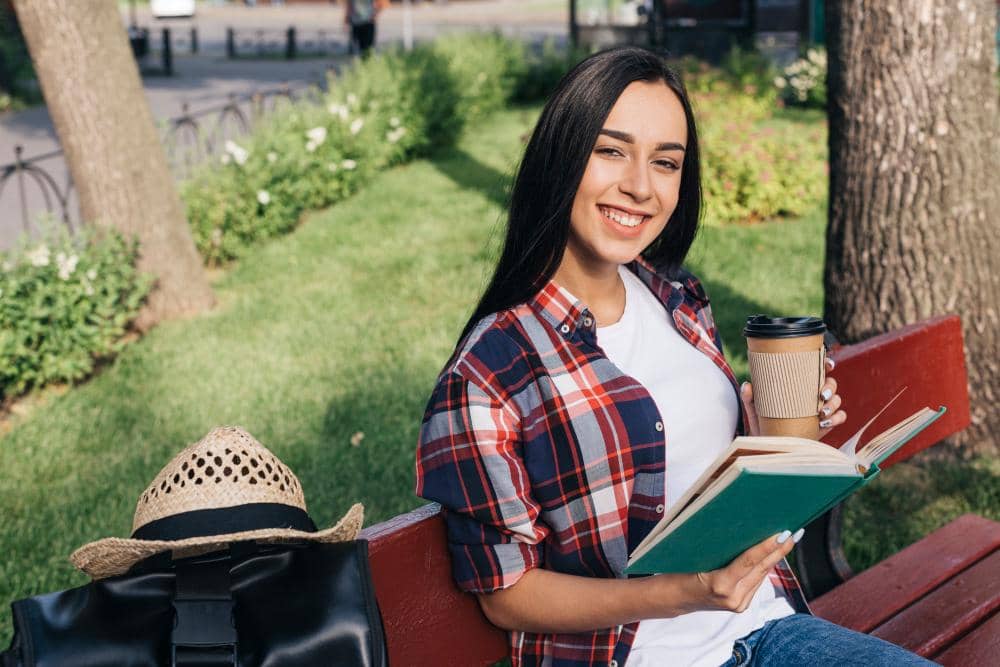 ilustrasi perempuan membaca buku di taman
