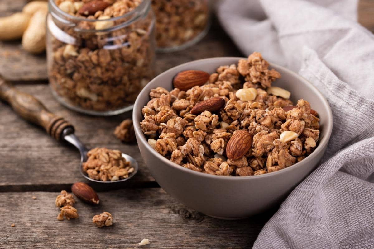 Ilustrasi granola sebagai pilihan makanan sarapan bernutrisi, disajikan dalam tampilan sederhana dan menarik.