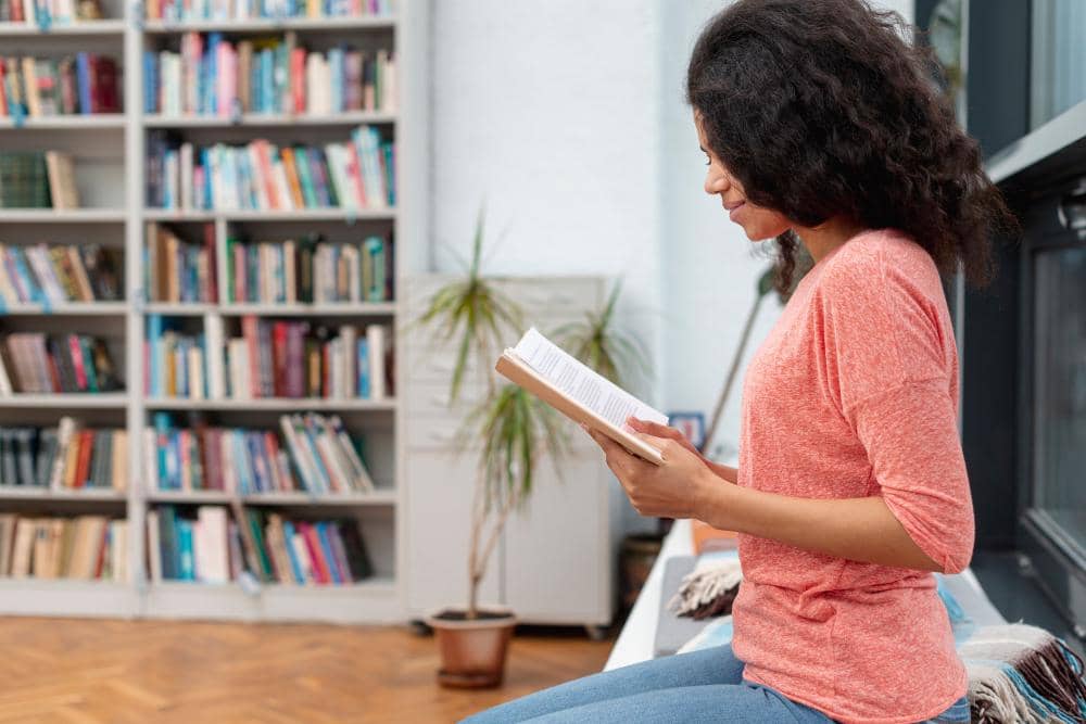 ilustrasi perempuan membaca buku