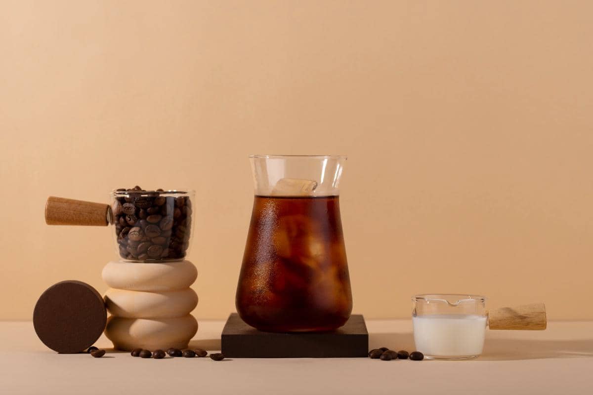 Ilustrasi segelas cold brew berwarna cokelat gelap, minuman kopi dingin yang disajikan dalam gelas.