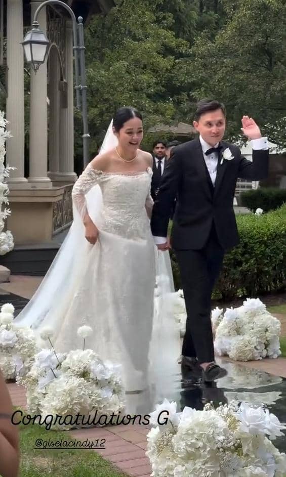 Gisela Cindy dan pasangannya berpose dalam potret pernikahan bernuansa hangat, romantis, dan elegan.