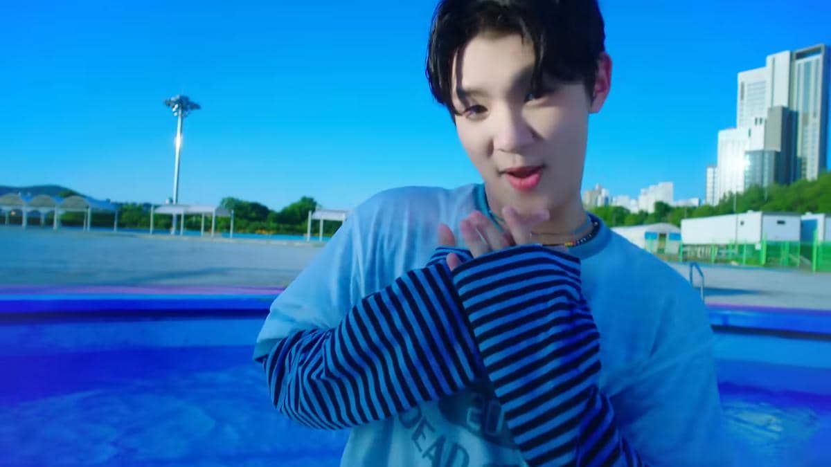 Nama Baby Shark Boy beserta alamat kanal YouTube babysharkboy_official yang tercantum pada keterangan gambar.