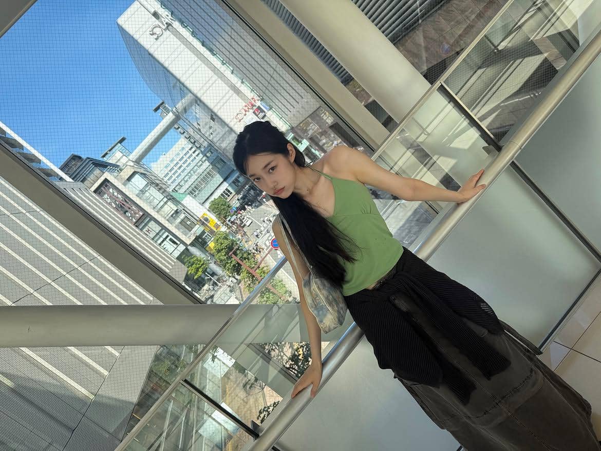 Roh Yoon Seo tampil dengan outfit kasual bergaya aesthetic yang sederhana dalam unggahan Instagram pribadinya.