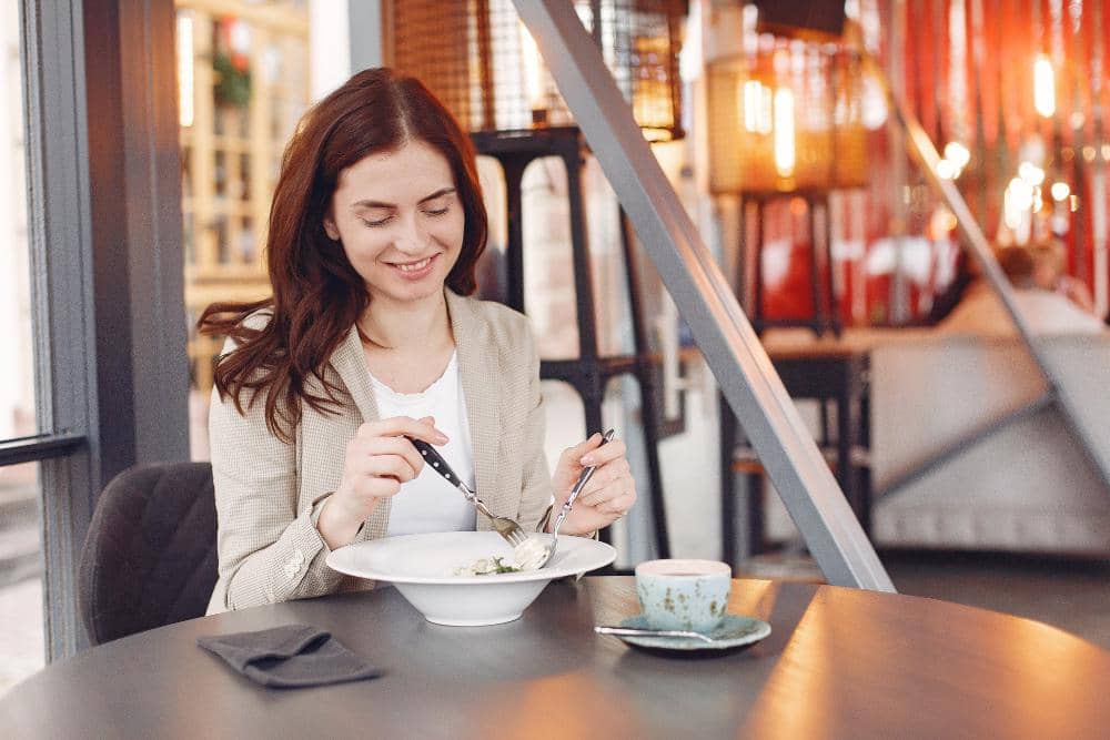 ilustrasi perempuan makan