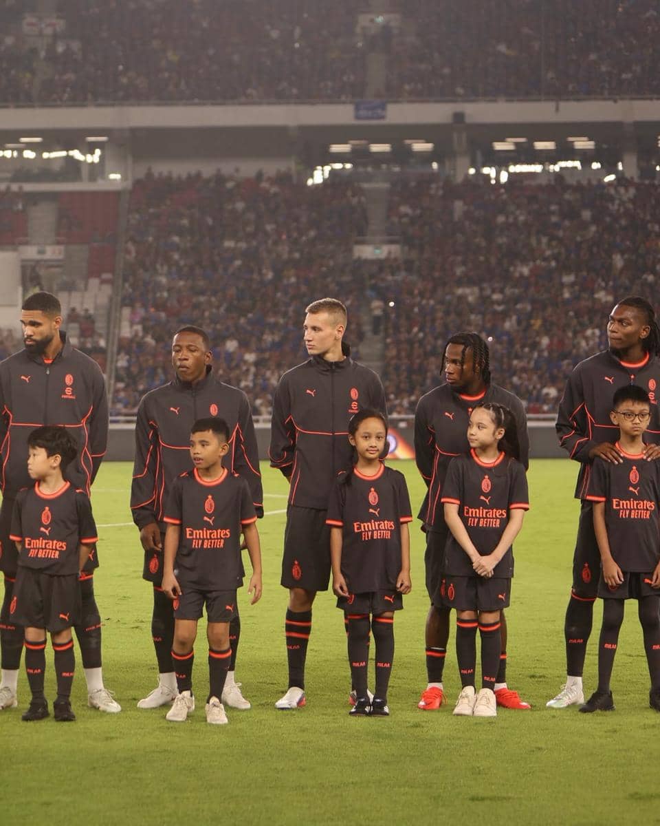 Gempi berjalan di lapangan Stadion Gelora Bung Karno sebagai pendamping pemain AC Milan sebelum pertandingan.