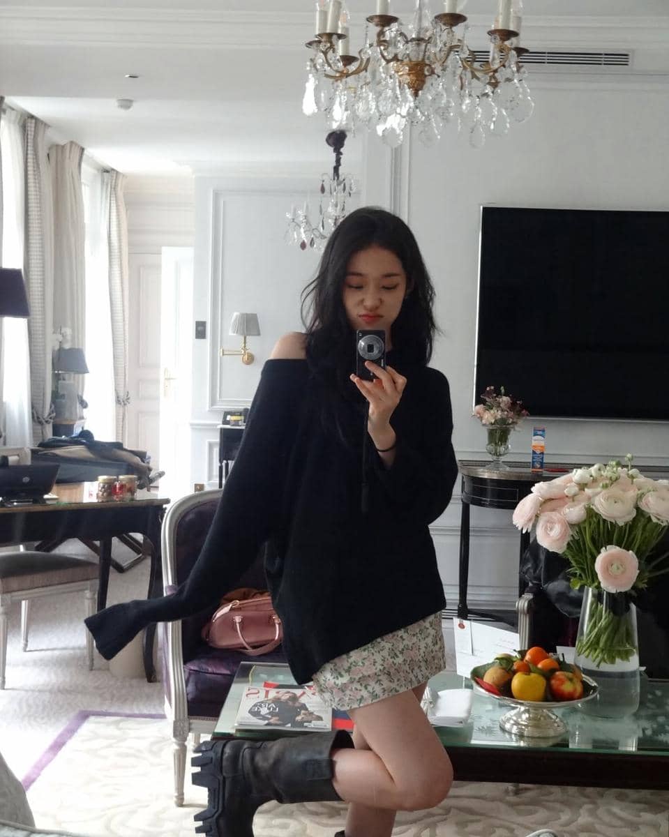Roh Yoon Seo tampil dengan outfit kasual bergaya aesthetic yang santai dalam unggahan Instagram pribadinya.