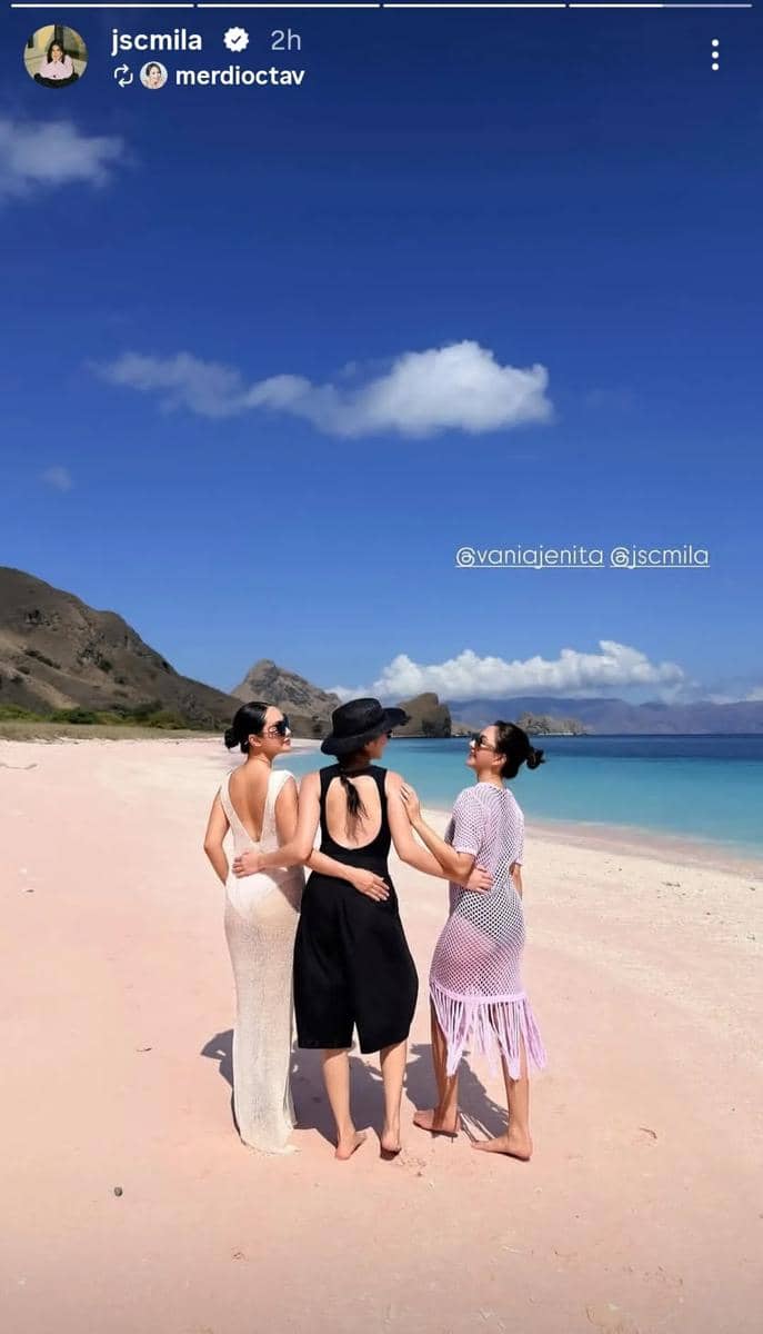 Jessica Mila berpose di Pulau Padar dengan latar perbukitan hijau, laut biru, dan pulau-pulau kecil di sekitarnya.