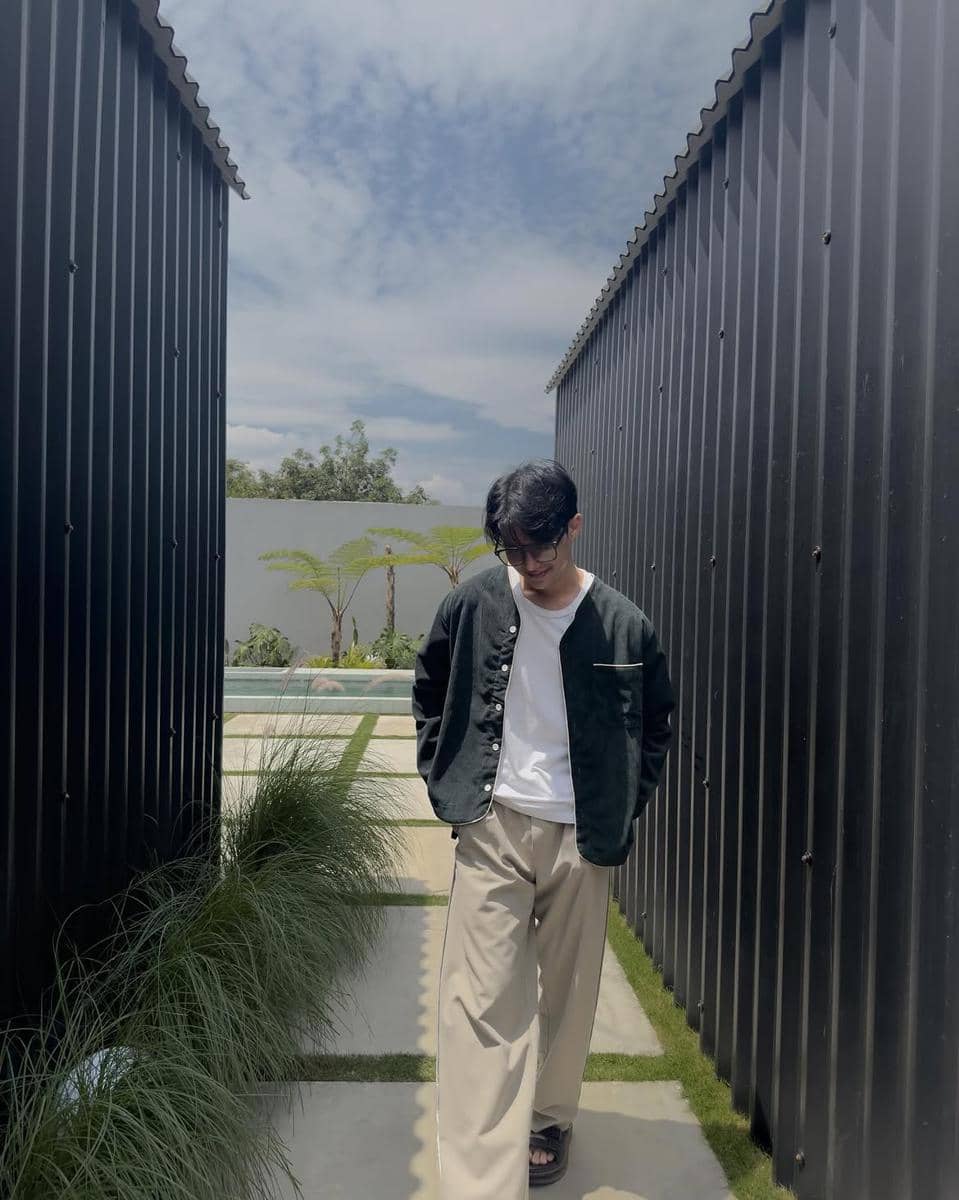 gaya layering Rey Mbayang yang bikin outfit lebih berdimensi