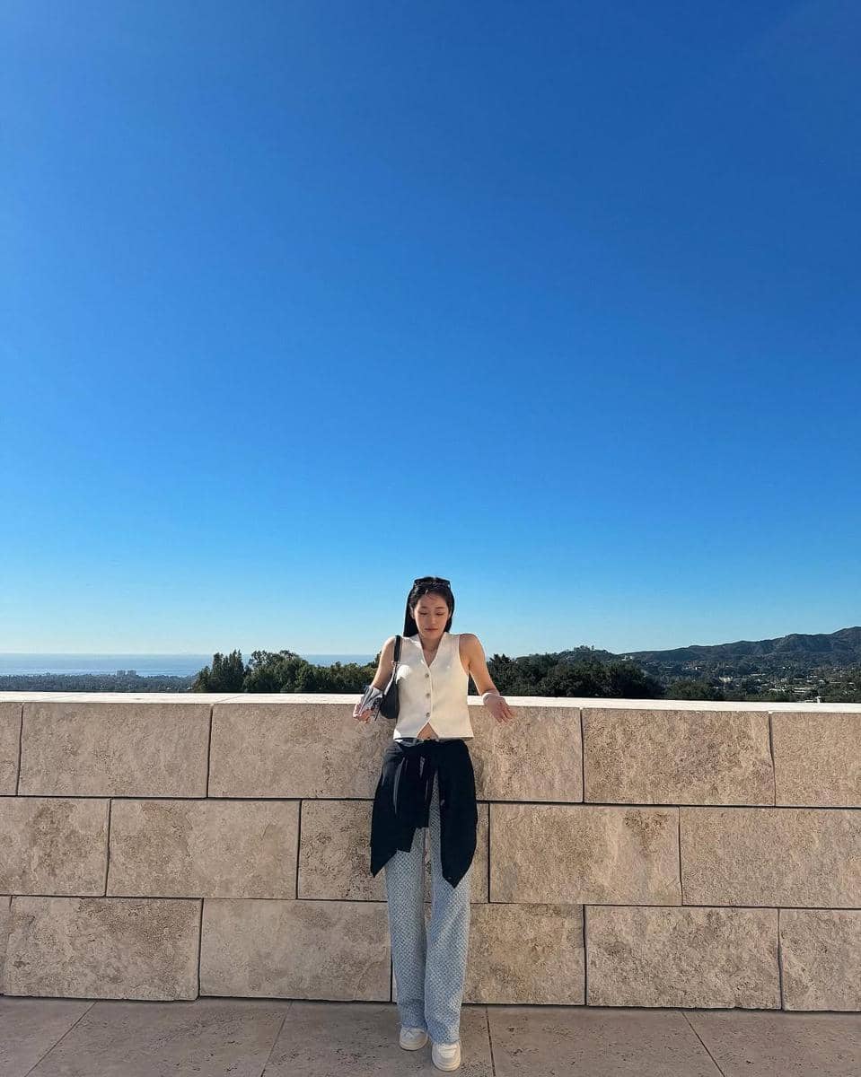 Roh Yoon Seo mengenakan outfit kasual aesthetic dalam potret yang diunggah melalui akun Instagram pribadinya.