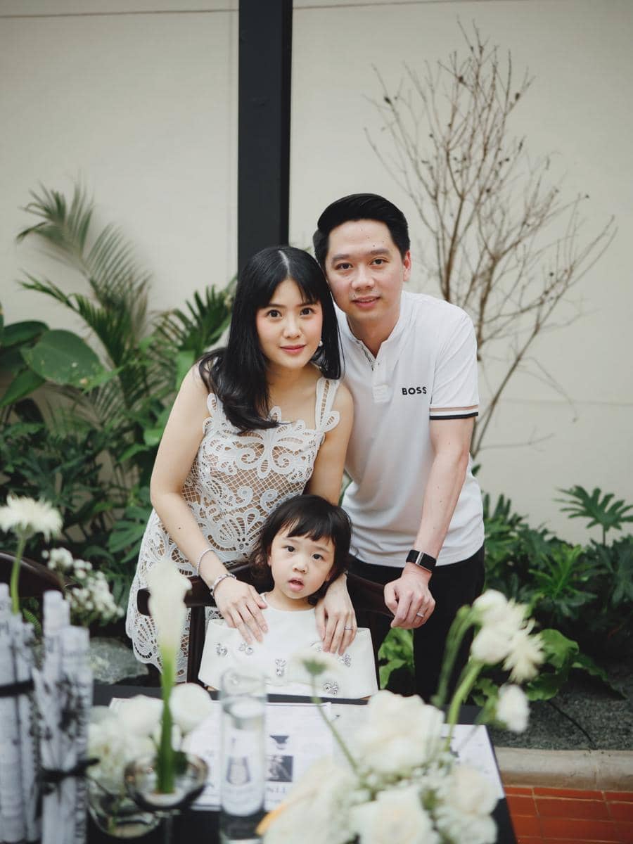 Valencia Tanoe dalam momen pengungkapan jenis kelamin kehamilannya yang dibagikan melalui akun Instagram pribadi.
