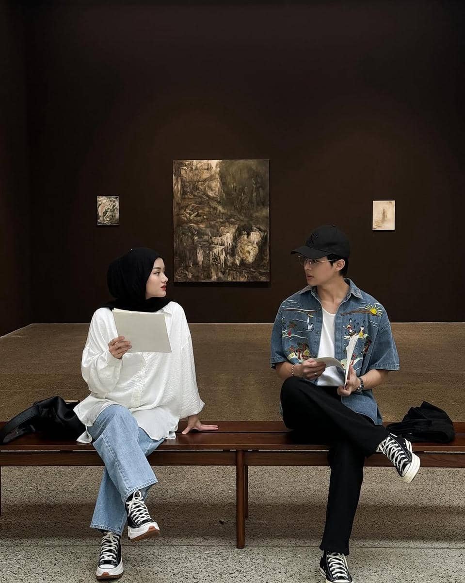 gaya layering Rey Mbayang yang bikin outfit lebih berdimensi