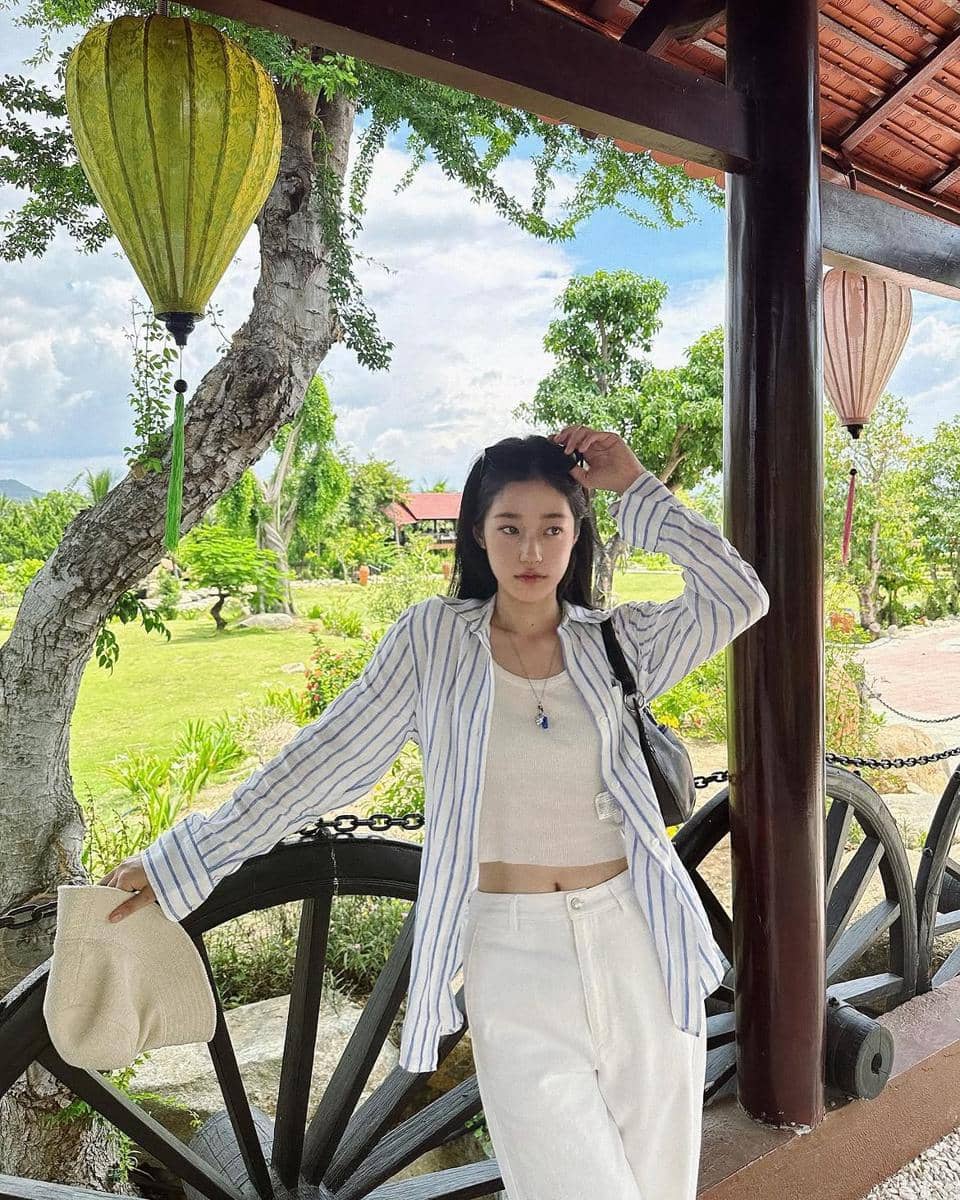 Roh Yoon Seo tampil dengan outfit kasual bergaya aesthetic dalam unggahan Instagram bernuansa santai.