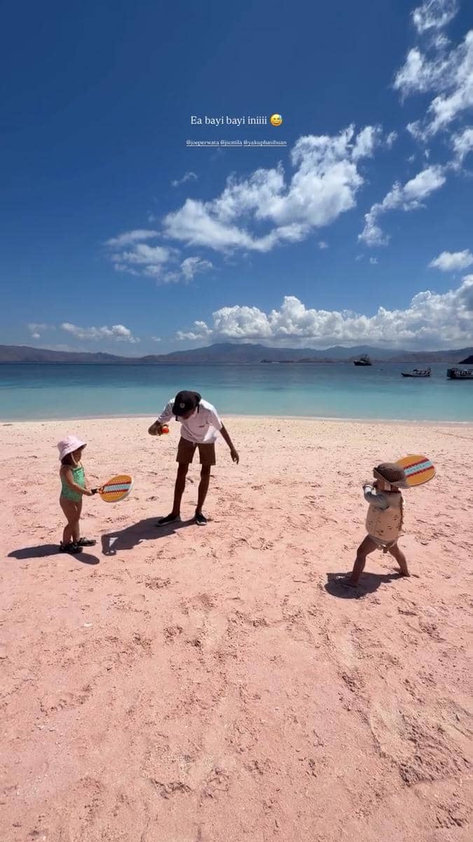Potret Jessica Mila saat berlibur di Pulau Padar, menikmati suasana salah satu destinasi wisata di Nusa Tenggara Timur.