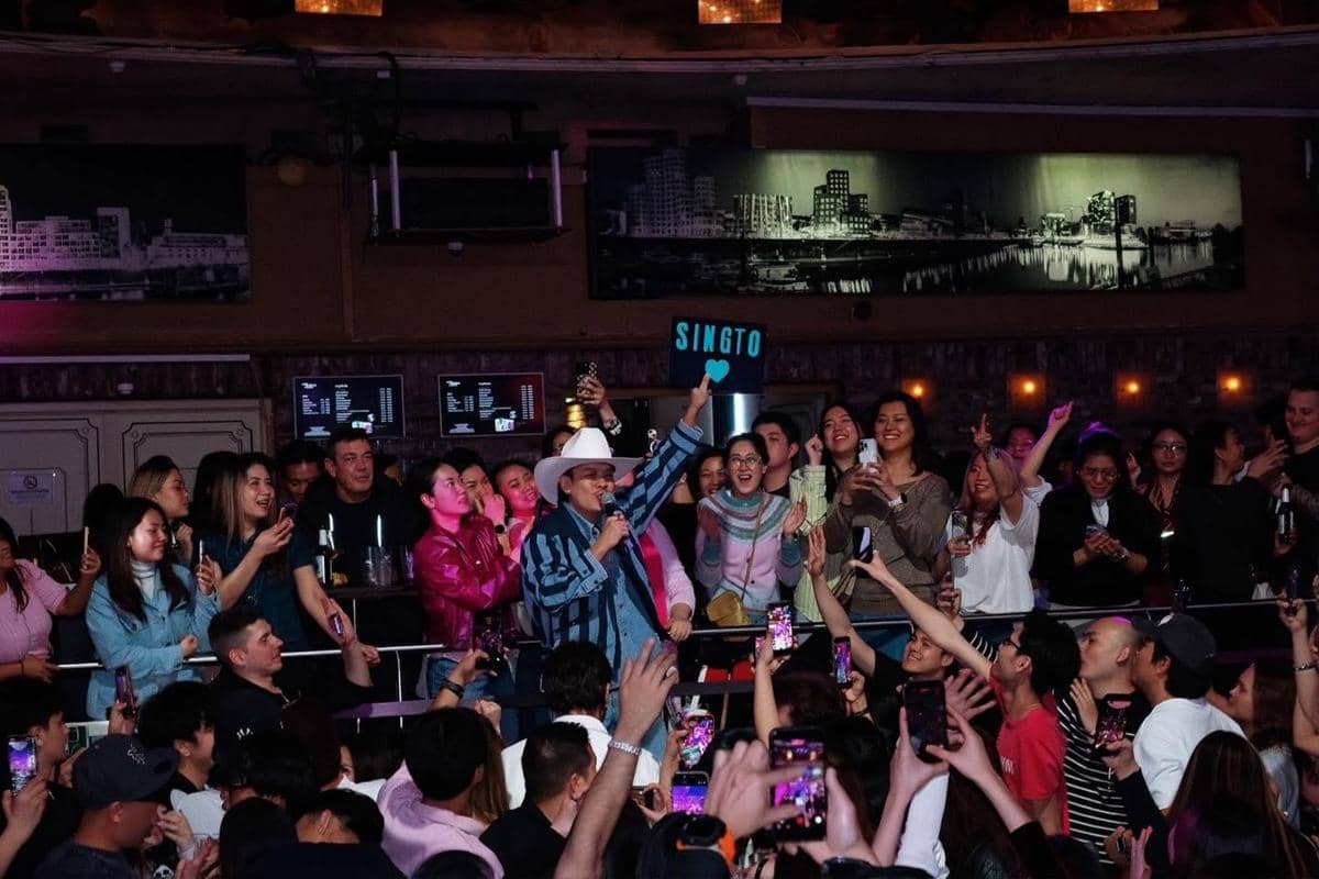Penampilan Singto Numchok saat konser di Jerman.