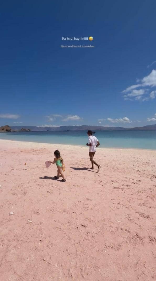 Potret Jessica Mila saat berlibur di Pulau Padar yang diunggah melalui akun Instagram miliknya, jscmila.
