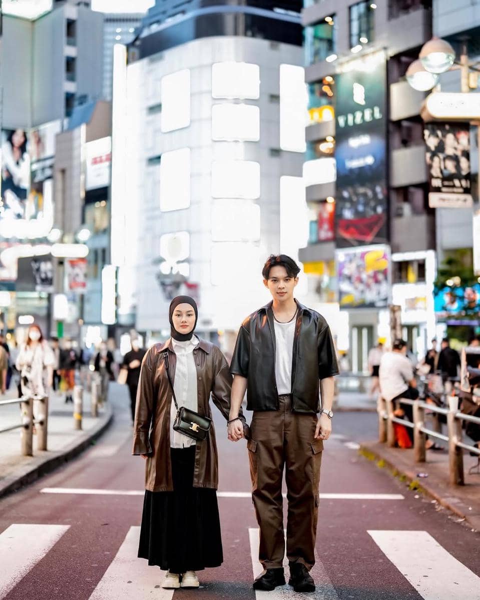 gaya layering Rey Mbayang yang bikin outfit lebih berdimensi
