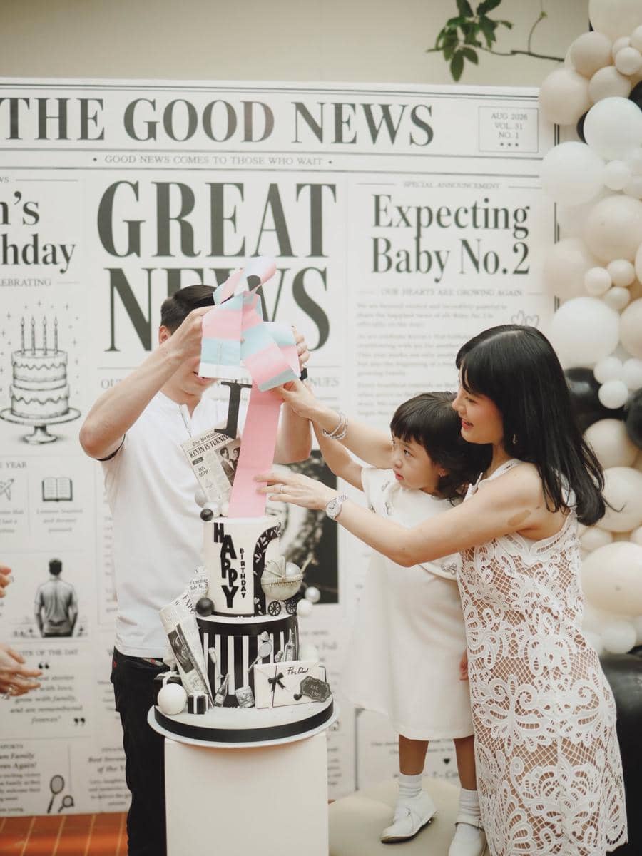 Valencia Tanoe dalam momen pengungkapan jenis kelamin calon bayinya pada acara gender reveal kehamilan.