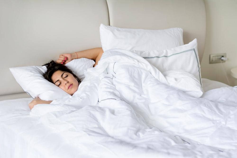 ilustrasi perempuan tidur