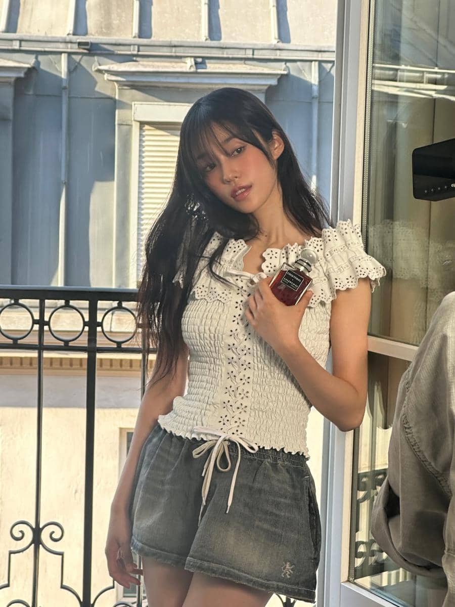 Roh Yoon Seo mengenakan outfit kasual bergaya aesthetic dalam potret unggahan di akun Instagramnya.